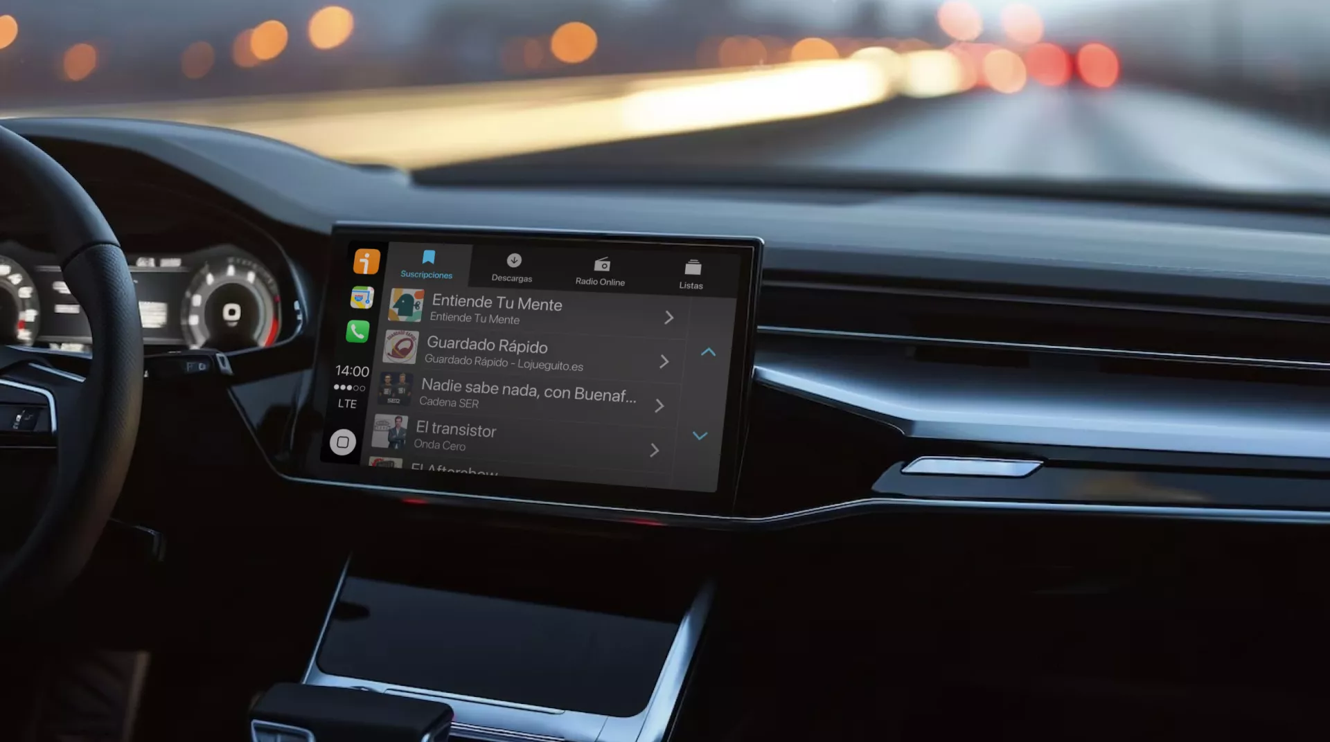 iVoox ejecutándose en la pantalla de un coche con CarPlay